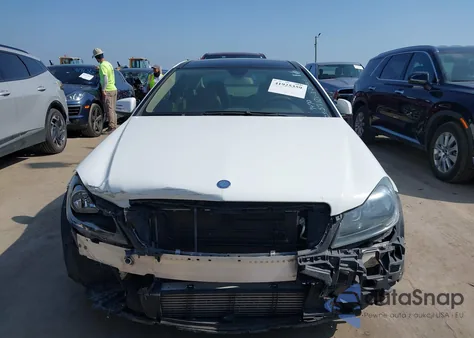 2013 Mercedes-Benz C 250 z USA, uszkodzony, nr VIN WDDGJ4HB2DG089470